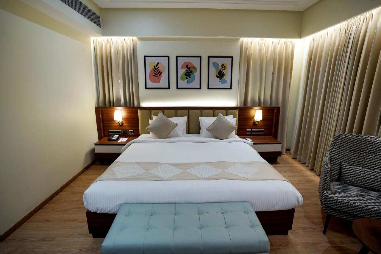 M2 Square By Monday Premium Hotel Nagpur Bagian luar foto