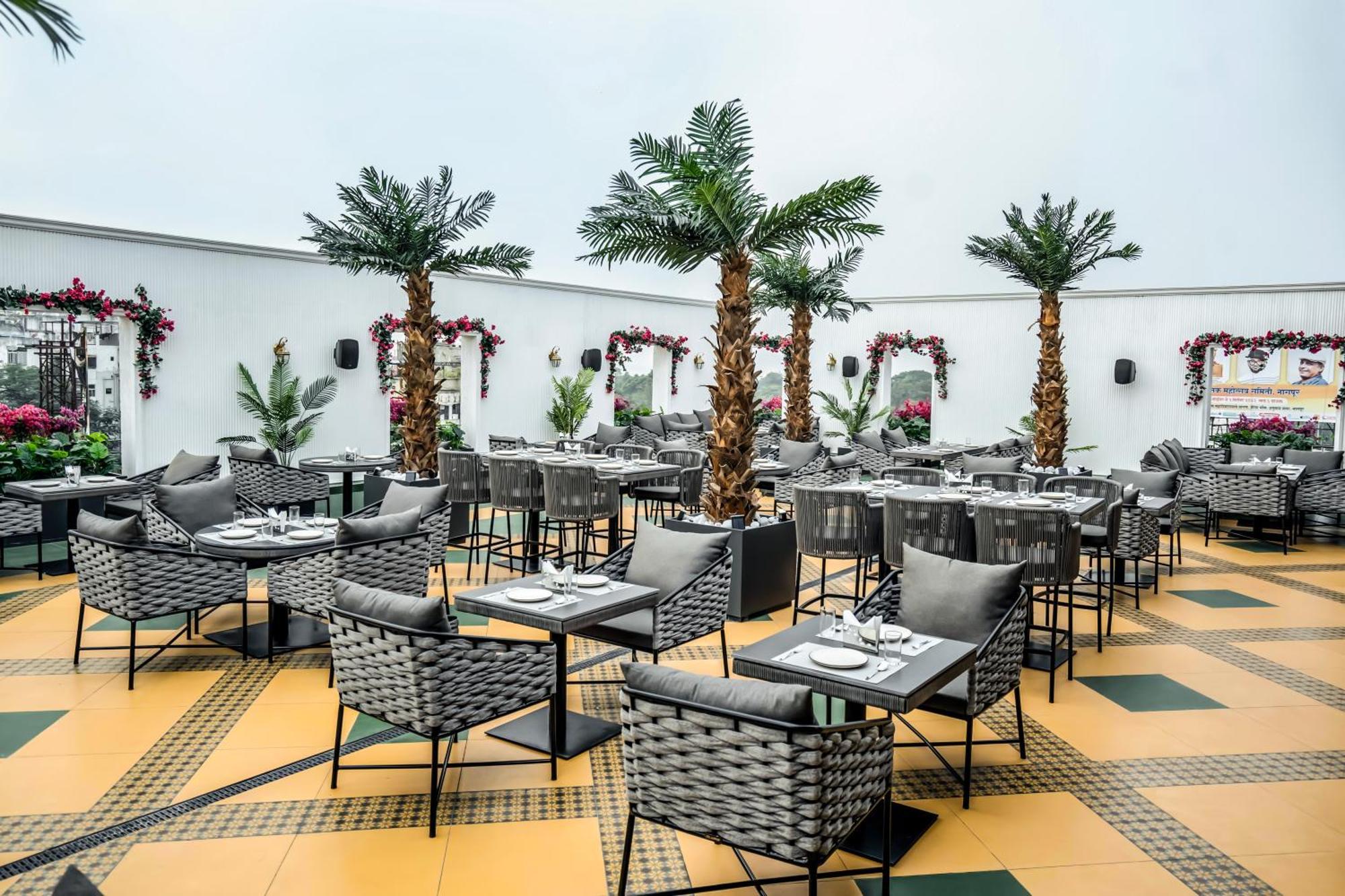 M2 Square By Monday Premium Hotel Nagpur Bagian luar foto